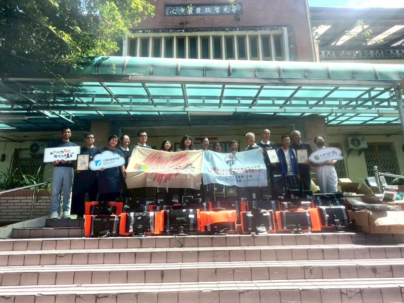 研院攜手慈濟與竹風起重　捐贈再生電腦助力華光服務